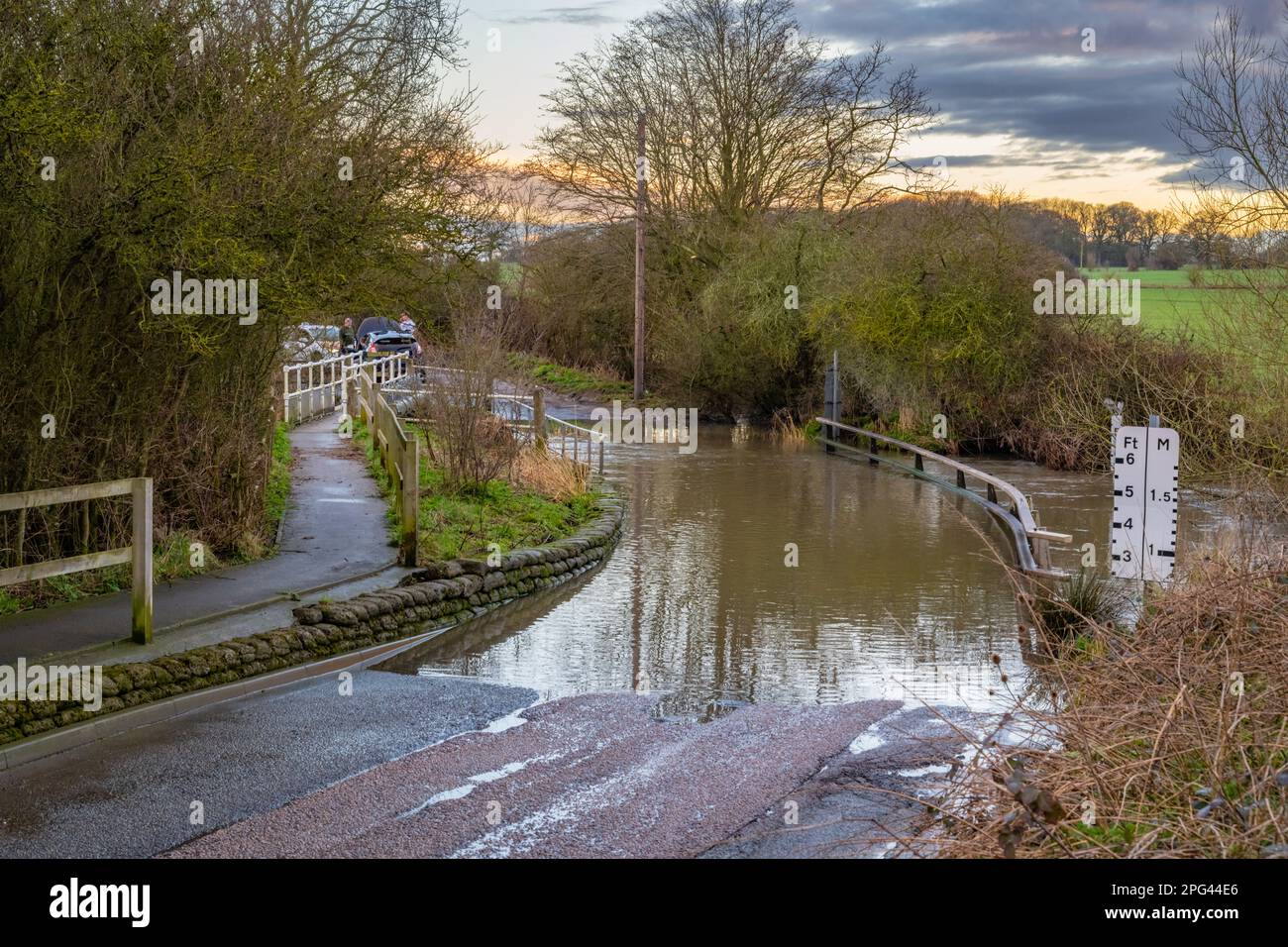 Der überflutete ford auf der Buttsbury Road zwischen Billericay und Ingatestone durch den Fluss Wid im Frühjahr 2023 Stockfoto