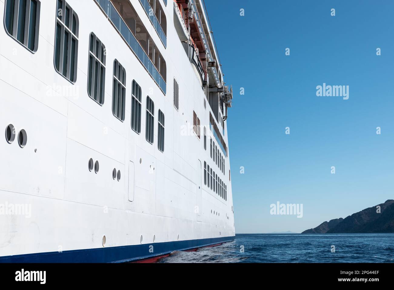 Seitenansicht des Kreuzfahrtschiffs. Stockfoto