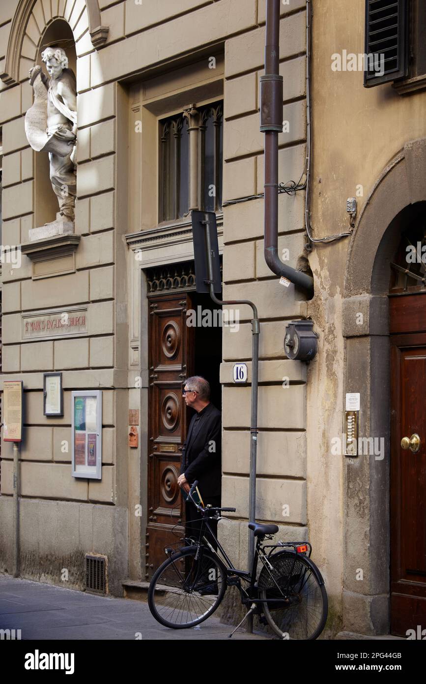 Vikar vor der Tür mit Blick auf die Straße, St. Mark's English Chruch, Florenz, Italien Stockfoto