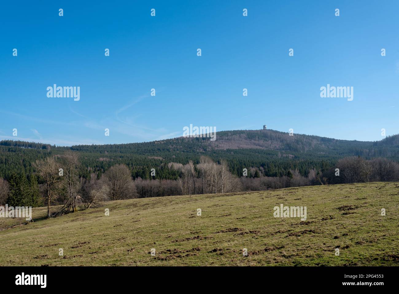 Hügel Velký Zvon (Plattenberg) mit militärischer Einrichtung aus der Gegend des ehemaligen Dorfes Walddorf, Oberpalatin-Wald, Tschechische republik. Stockfoto