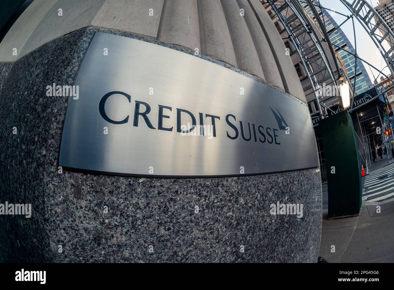 Ein Schild für die New Yorker Zentrale der Credit Suisse auf der Madison Ave. Am Mittwoch, den 15. März 2023. Die Credit Suisse erhielt von der Schweizer Zentralbank eine Rettungsleine für bis zu $54 Milliarden Dollar, um die Investoren zu beruhigen. (© Richard B. Levine) Stockfoto