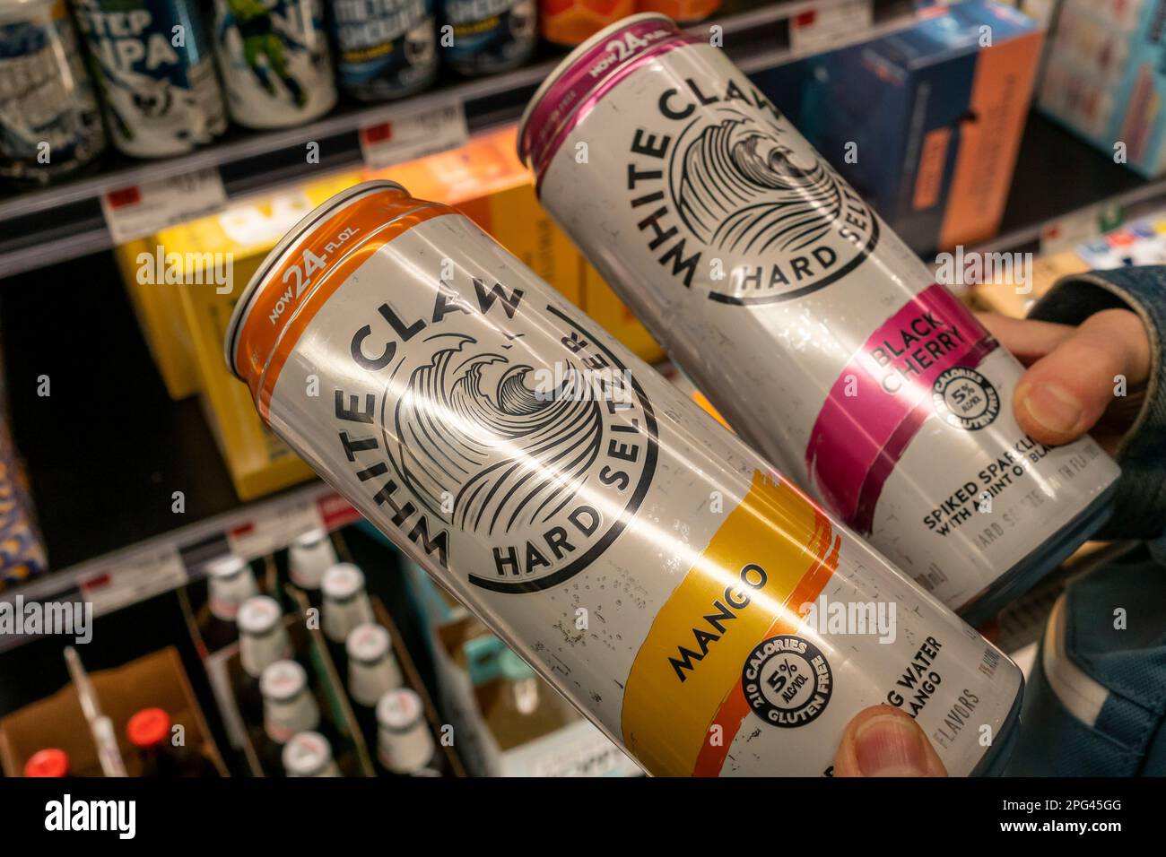 White Claw und andere Marken von Seltzer in einem Supermarkt in New York am Mittwoch, den 15. März 2023. (© Richard B. Levine) Stockfoto