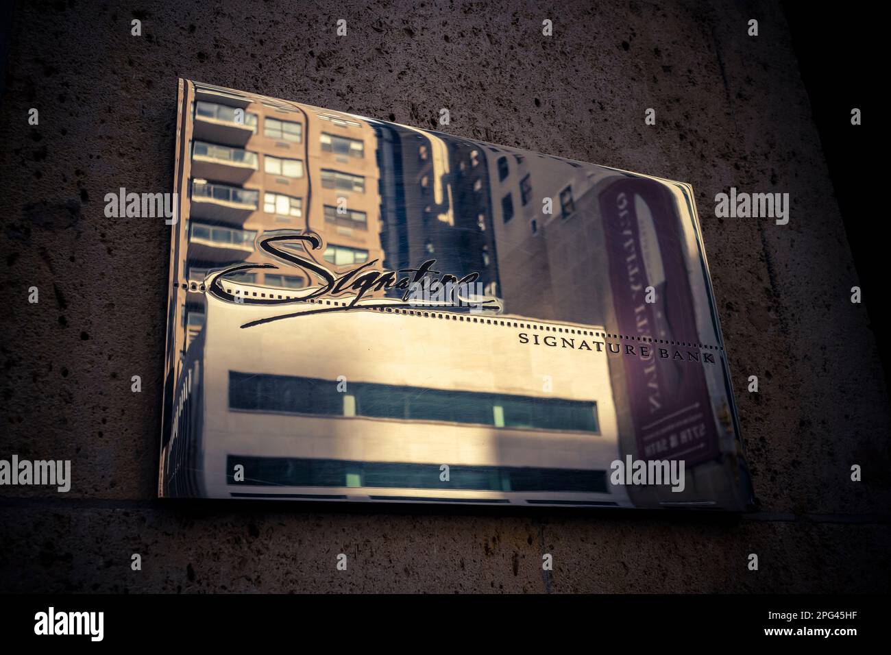 Eine Plakette vor einer Filiale der Signature Bank in Midtown Manhattan in New York am Samstag, den 18. März 2023. (© Richard B. Levine) Stockfoto