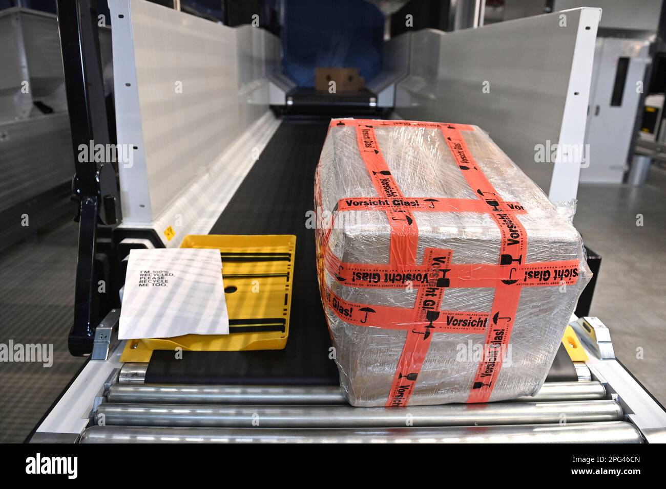 Deutsche Post DHL nahm am 20. März 2023 den größten Paketstandort Deutschlands in Betrieb. Bearbeitung von bis zu 72.000 Paketen pro Stunde im Aschheim II-Paketzentrum bei München. Paket, Pakete auf Bändern, Förderband, Förderbänder? Stockfoto