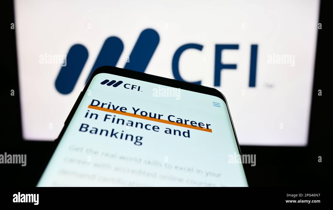 Smartphone mit Website des Unternehmens Corporate Finance Institute (CFI) auf dem Bildschirm vor dem Unternehmenslogo. Fokus auf oberer linker Seite des Telefondisplays. Stockfoto