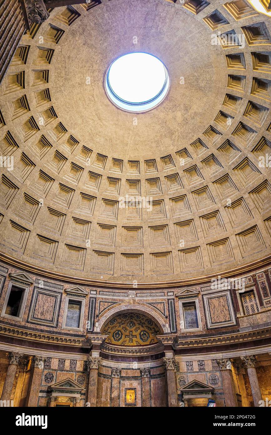 22. Februar 2022 in Rom, Italien: Im Pantheon an einem sonnigen Tag mit Blick auf den Okkulus. Stockfoto