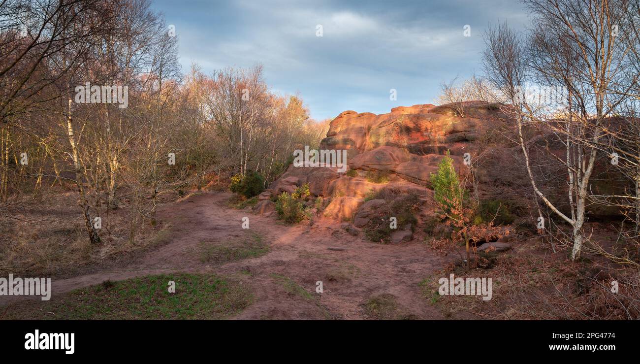 Thurstaston, Großbritannien - Februar 19 2023: Thor's Rock, ein großes Sandsteinparadies am Thurstaston Common. Stockfoto