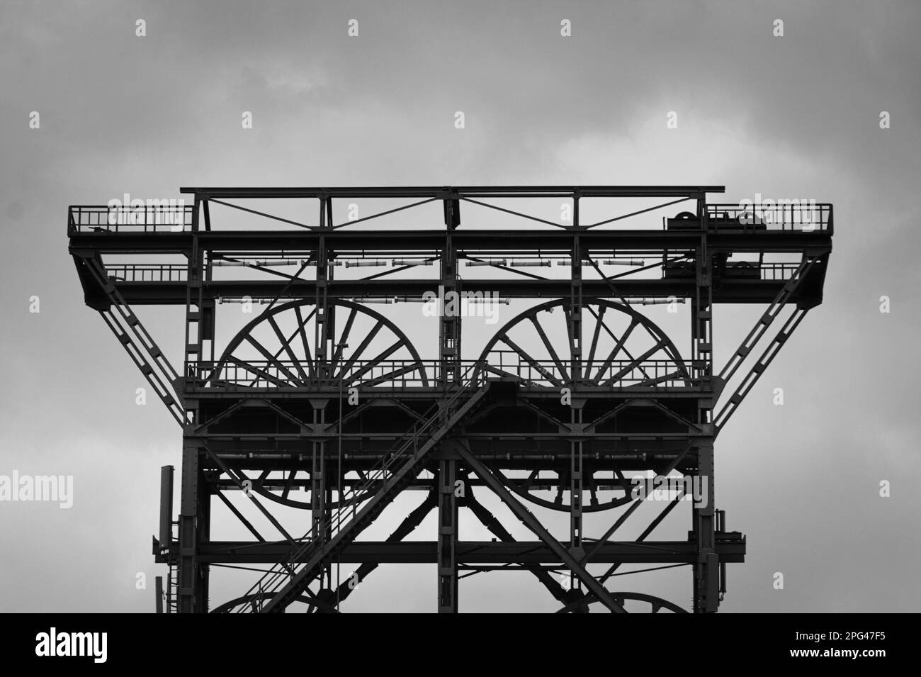 Das Foto zeigt den Hauptrahmen der Consol-Grube in Gelsenkirchen. Das Bild riecht nach Kohle und Stahl. Stockfoto