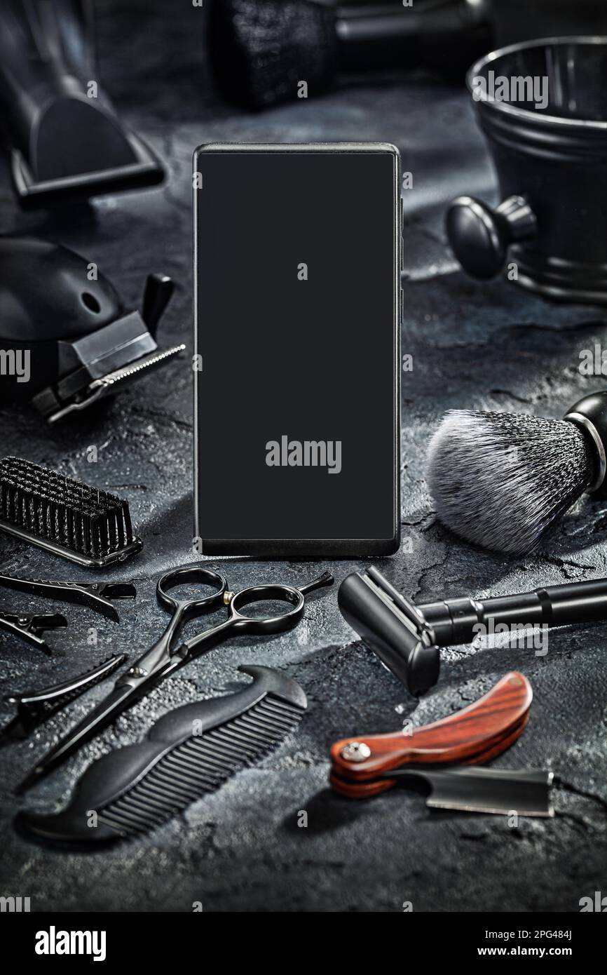Black Tools Of Barber On Stone Slate Background Mock Up Smartphone-Bildschirm Stockfoto