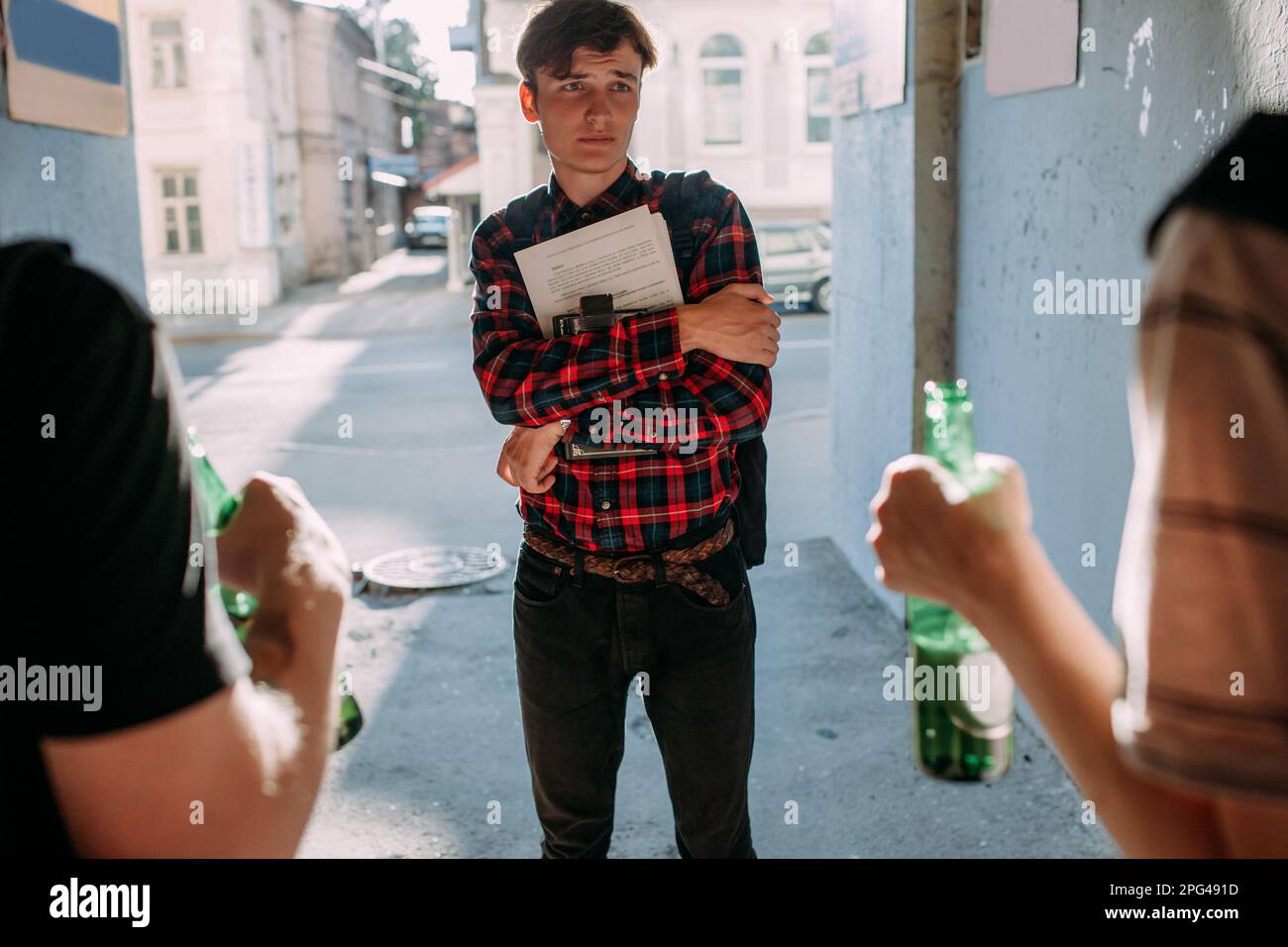 Teenager, die verängstigte Streetänzerbande schikanieren Stockfoto