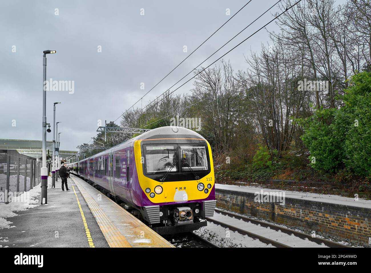 An einem Wintertag fährt ein Zug zum Bahnhof in Corby, England. Stockfoto