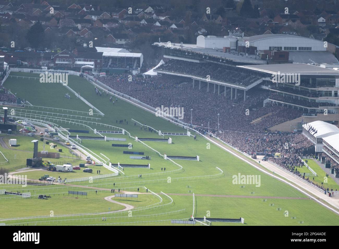 Cheltenham Racecourse, Gloucestershire, Vereinigtes Königreich. 14. März 2023 Die Cheltenham Rennbahn ist vom Gipfel des nahe gelegenen Cleeve Hill während der Supreme Novi zu sehen Stockfoto