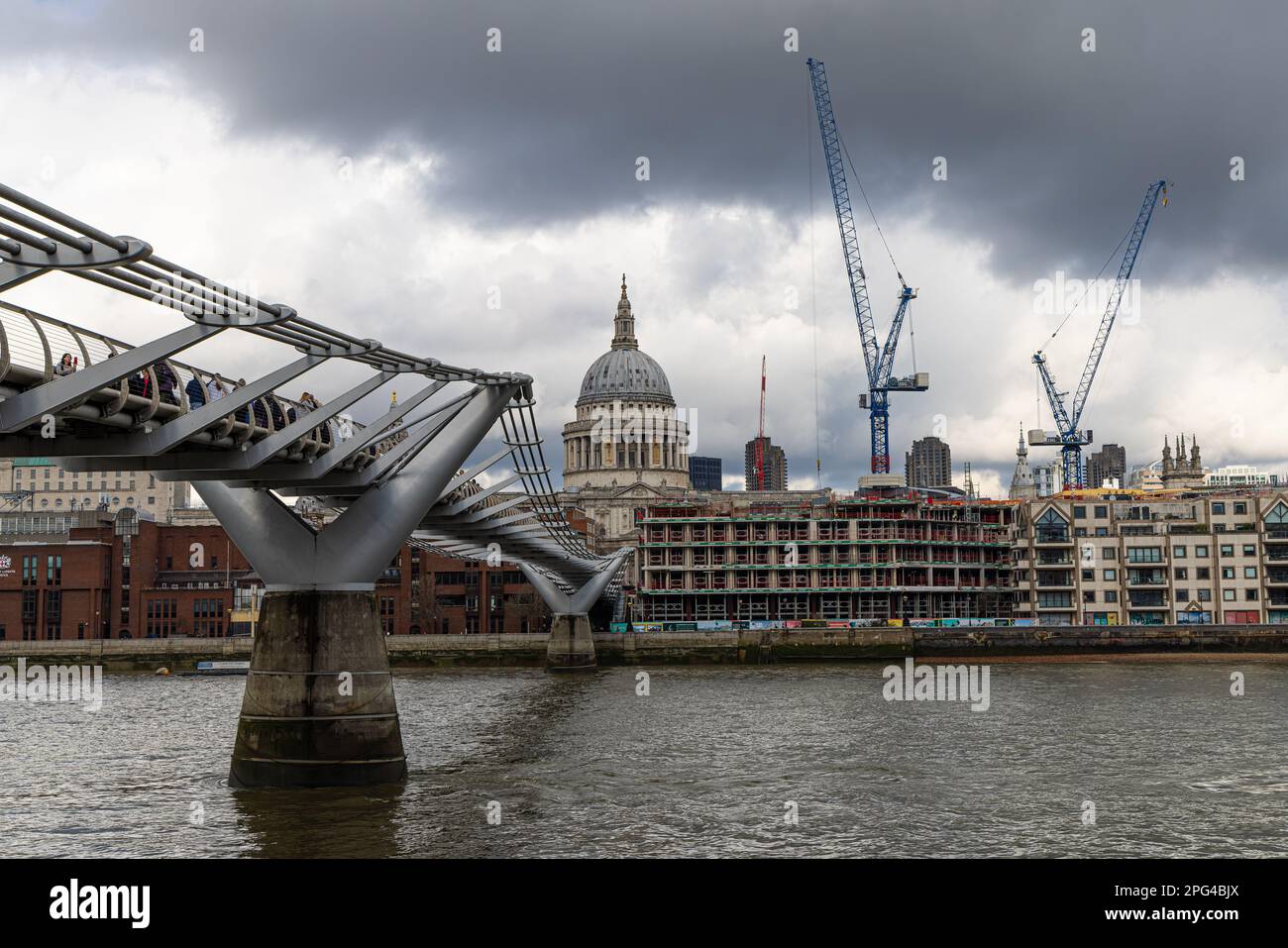Blick auf die Millennium Bridge über die Themse, London Stockfoto