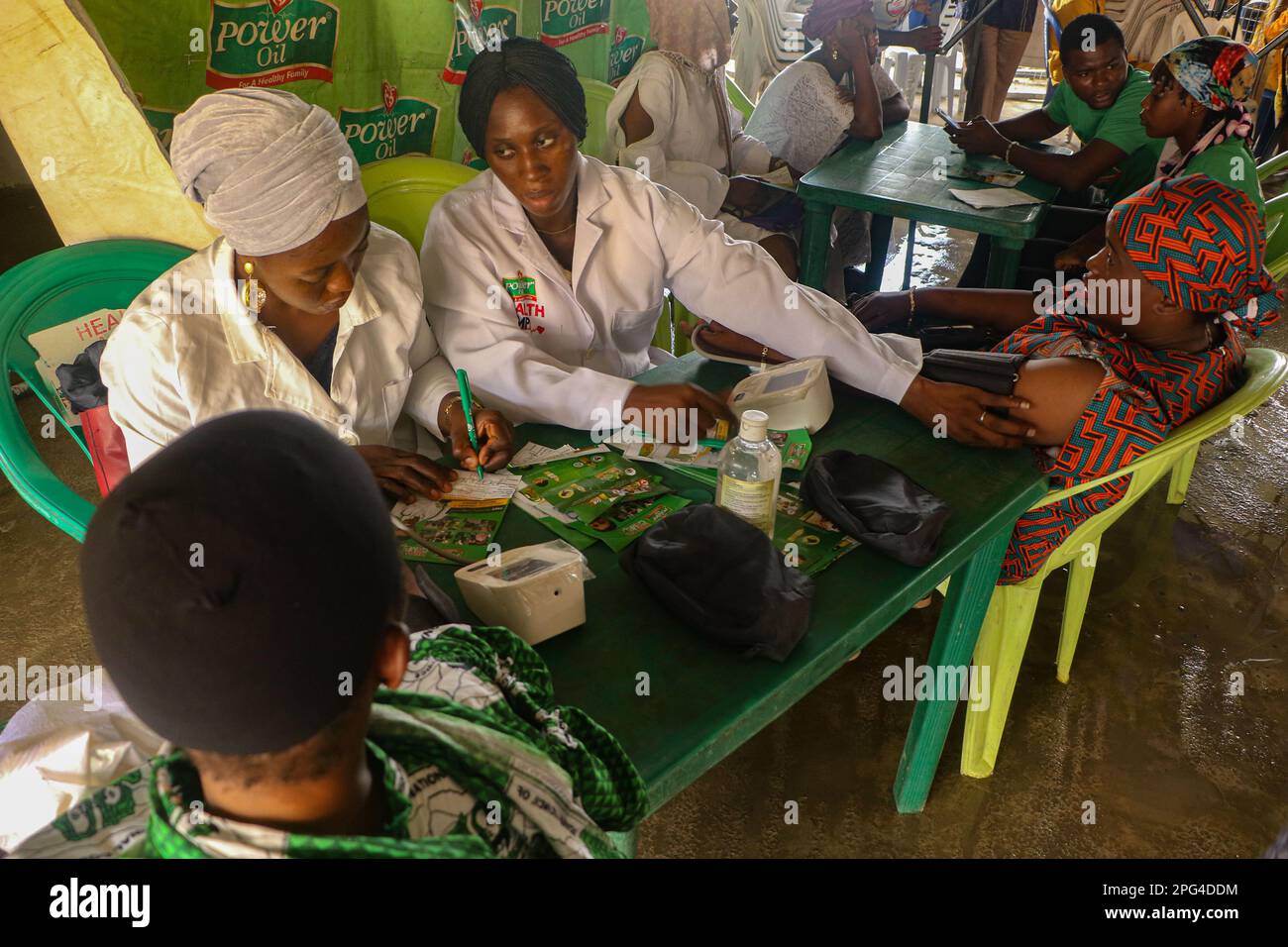 Medizinisches Personal betreut die Frau während einer kostenlosen medizinischen Untersuchung anlässlich des Internationalen Frauentags in der Mobolaji Johnson Arena in Lagos, Nigeria. Stockfoto