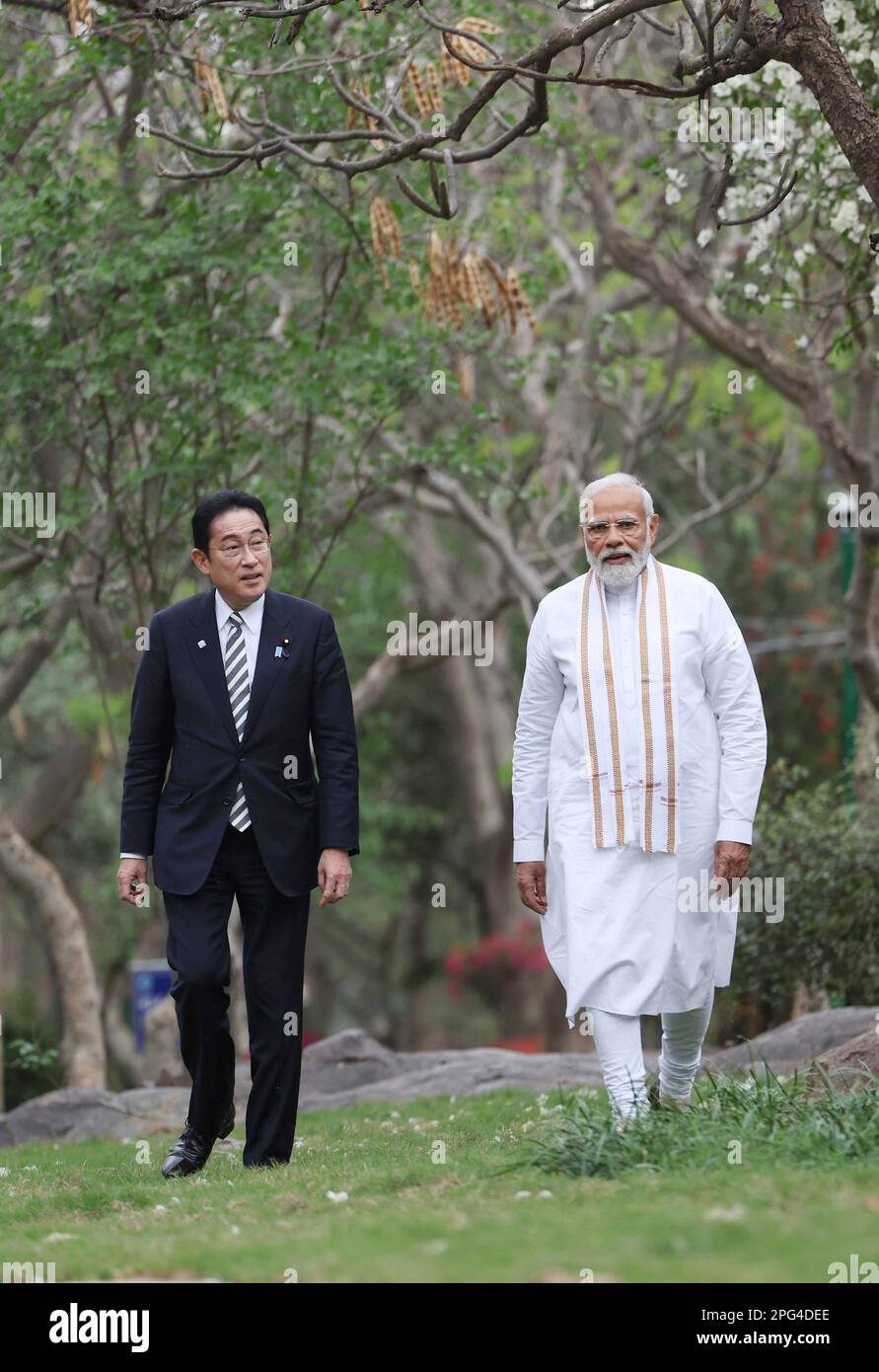 Neu-Delhi, Indien. 20. März 2023. Der indische Premierminister Narendra Modi, rechts, geht mit dem japanischen Premierminister Fumio Kishida auf einer Tour durch den Buddha Jayanti Park, 20. März 2023 in Delhi, Indien, spazieren. Kishida ist auf einer zweitägigen Reise nach Indien, um die Zusammenarbeit zwischen den beiden asiatischen Mächten zu vertiefen. Kredit: Press Information Bureau/PIB Photo/Alamy Live News Stockfoto