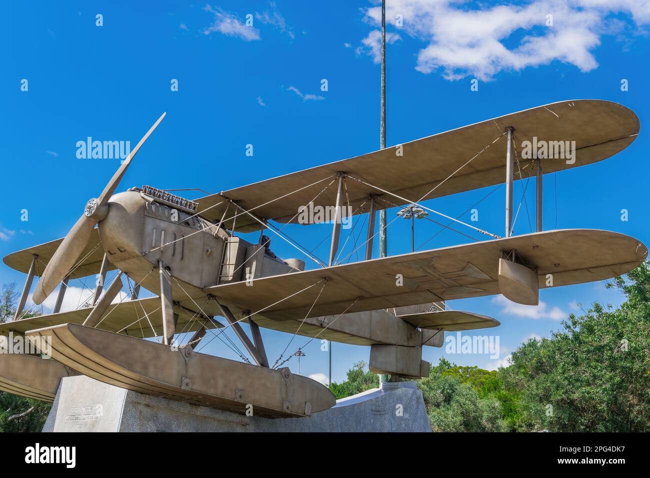 Lissabon, Portugal Süd-Atlantik, Überquerung des Flugdenkmals durch die portugiesischen Piloten Gago Coutinho und Sacadura Cabral im Jahr 1922 mit Doppeldecker-Nachbildung. Stockfoto