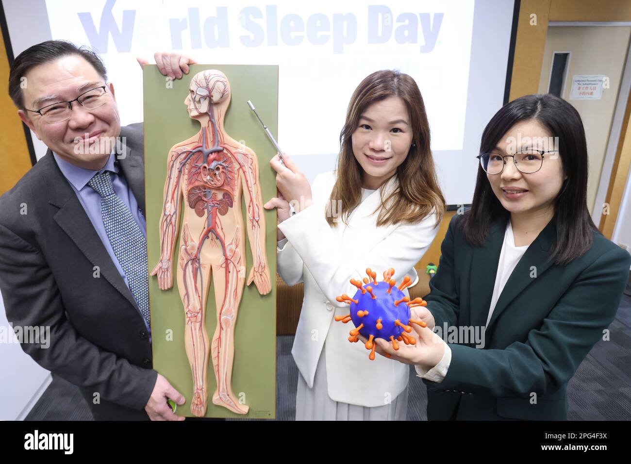 Professor Wing Yun-kwok (links), Vorsitzender der Abteilung für Psychiatrie an der Medizinischen Fakultät der Chinesischen Universität Hong KongHH (CU Medicine), Associate Professor Joey Chan Wing-yan (Mitte) und Assistant Professor Rachel Chan Ngan-Yin (rechts), sprechen mit den Medien bei einem Briefing an der School of Public Health, Prinz von Wales Krankenhaus. CU Medicine enthüllt eine Studie, die mit einer internationalen Forschungsgruppe aus 16 Ländern oder Regionen zusammenarbeitete, die gezeigt hat, dass gewöhnliche kurze Nachtschläfer ein etwa 2 Mal höheres Risiko hatten, an langer COVID-Infektion zu leiden als normale Nachtschlafen. Stockfoto