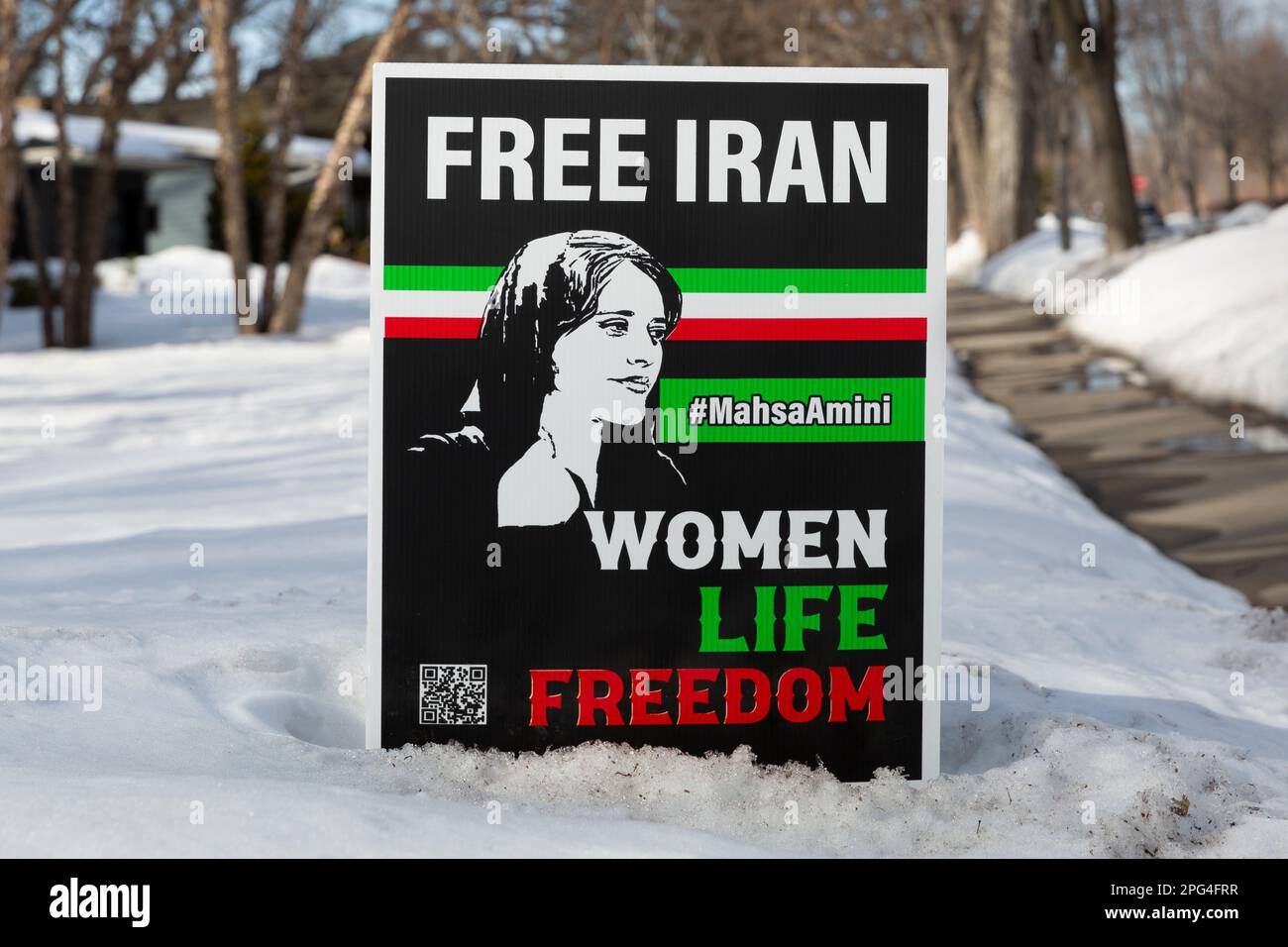 Free Iran Protest Yard Schild mit dem Slogan Women Life Freedom und einem Porträt der iranischen Frau Mahsa Amina aus Saqqez, Provinz Kurdistan Stockfoto