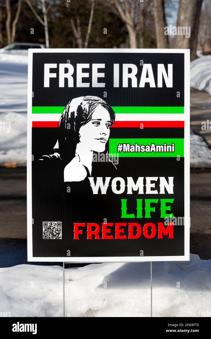 Free Iran Protest Yard Schild mit dem Slogan Women Life Freedom und einem Porträt der iranischen Frau Mahsa Amina aus Saqqez, Provinz Kurdistan Stockfoto