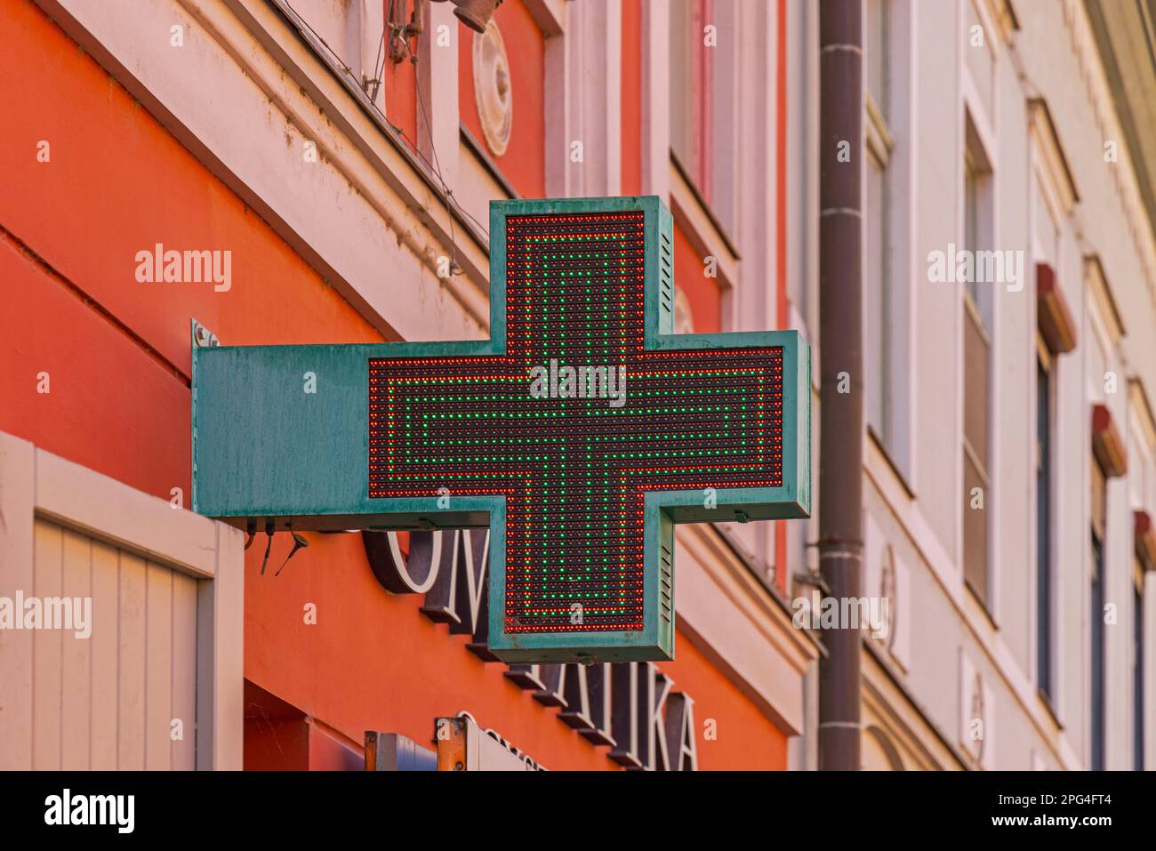 Rote und grüne LED-Lichter kreuzförmiges Schild in der Apotheke Stockfoto