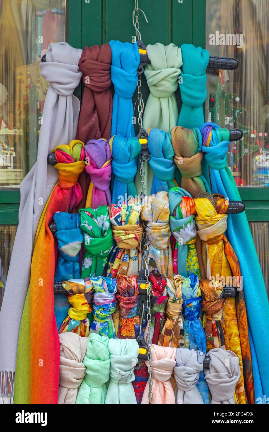 Moderne Farbenfrohe Schal Schals Mit Knoten Accessoire-Display Stockfoto