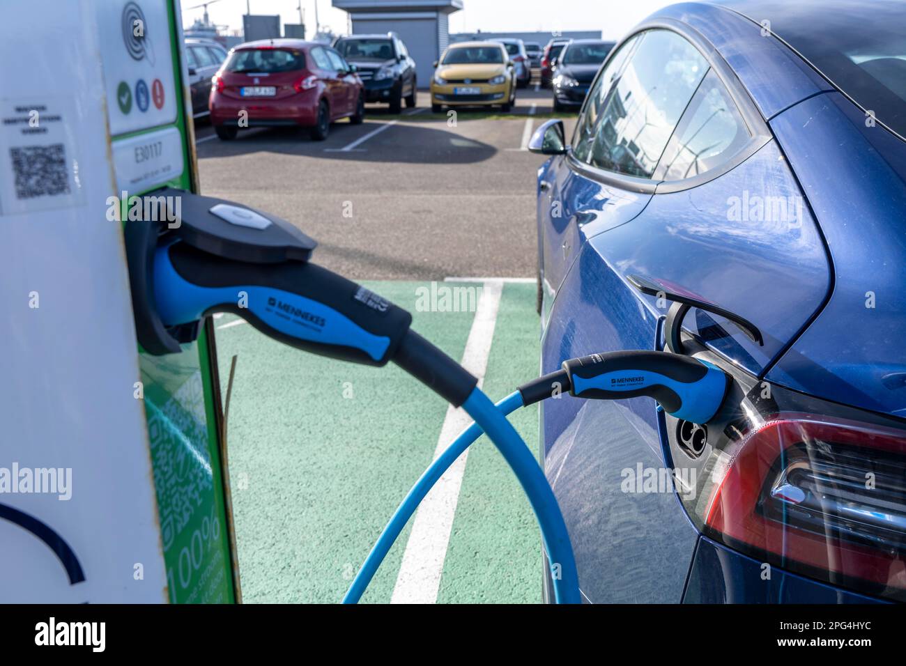 Schnellladestation für Elektroautos des niederländischen Anbieters PowerGo im Fährhafen Eemshaven, mit erneuerbarer Energie betrieben, Niederlande, Stockfoto