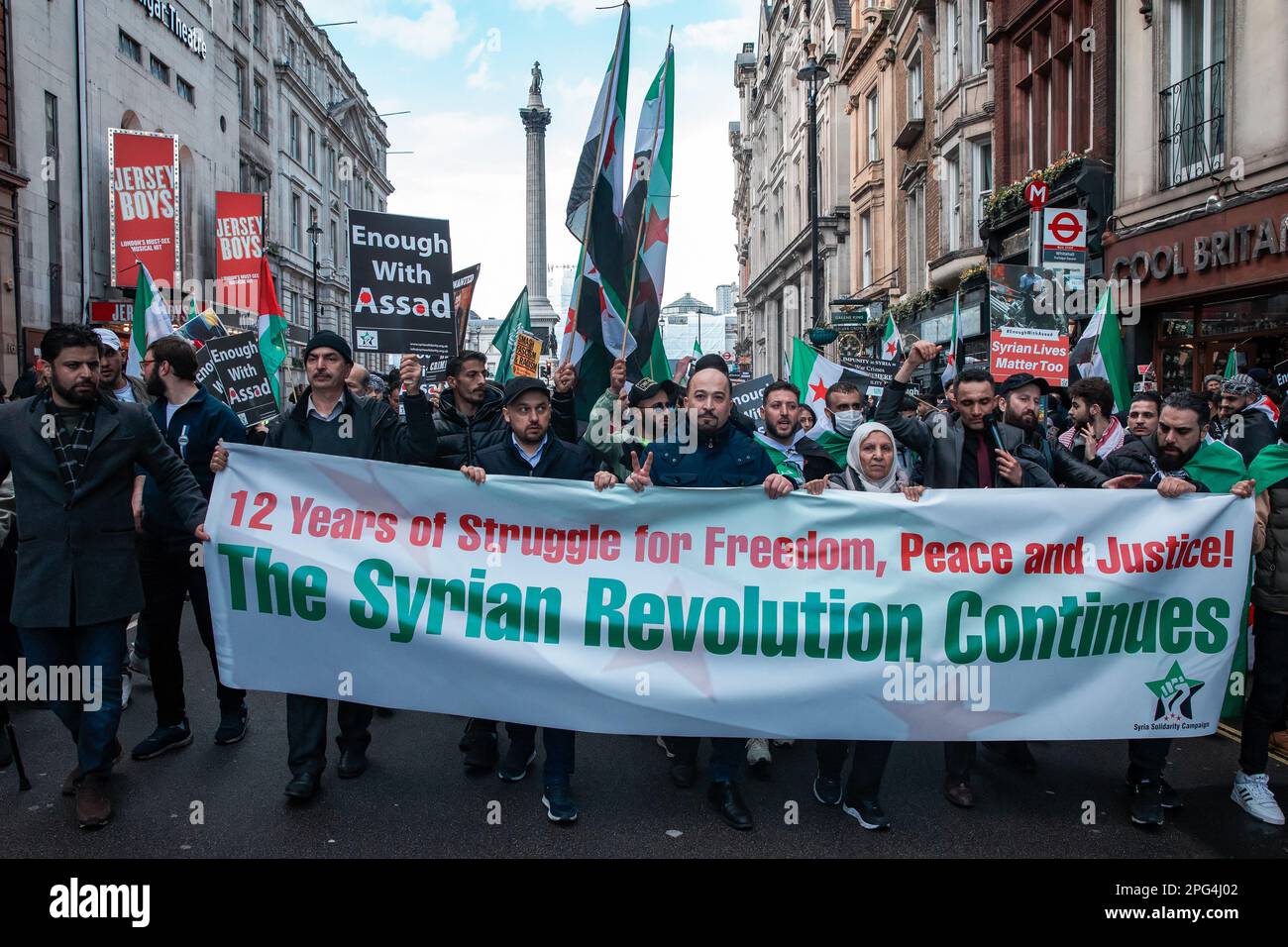 London, Großbritannien. 18. März 2023. Anhänger der Syrien Solidarity Campaign (SSC) marschieren hinter einem Banner entlang Whitehall, um den 12. Jahrestag der syrischen Revolution zu feiern. Die Syria Solidarity Campaign mit Sitz im Vereinigten Königreich ist ein Netzwerk von Aktivisten und Anhängern, die sich dafür einsetzen, die Stimmen der Syrer zu verstärken, die für Frieden und ein demokratisches und pluralistisches Syrien kämpfen. Kredit: Mark Kerrison/Alamy Live News Stockfoto