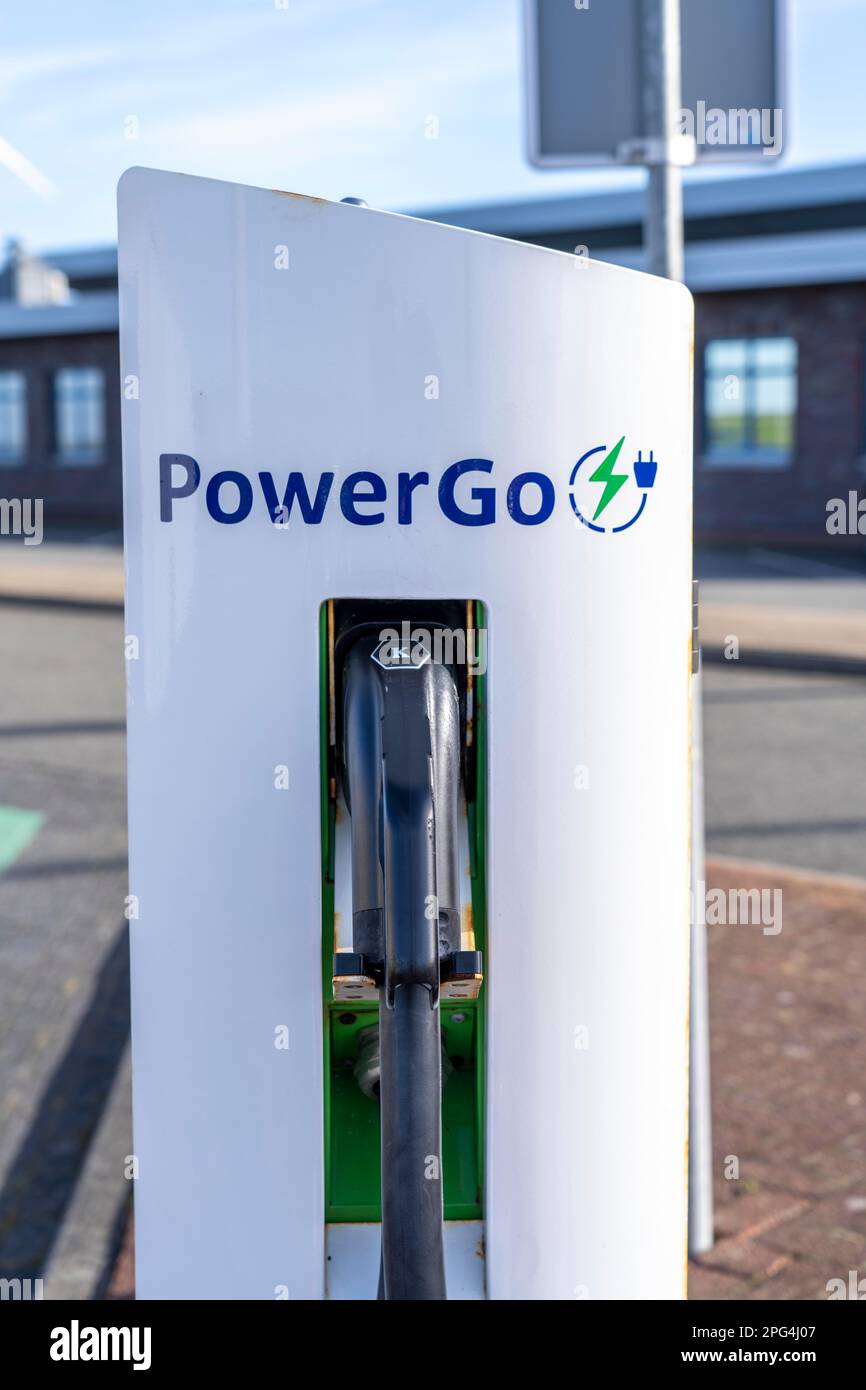 Schnellladestation für Elektroautos des niederländischen Anbieters PowerGo im Fährhafen Eemshaven, mit erneuerbarer Energie betrieben, Niederlande, Stockfoto