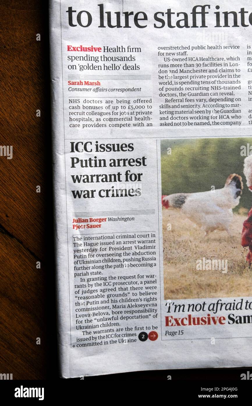 "ICC stellt Putin Haftbefehl für Kriegsverbrechen aus" Schlagzeile der Zeitung Guardian ukrainische Kinder Deportation war-Artikel am 18. März 2023 London UK Stockfoto