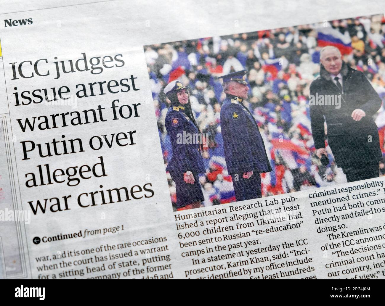 "ICC-Richter stellen Haftbefehl für Putin wegen angeblicher Kriegsverbrechen aus" Schlagzeile der Guardian-Zeitung Russland Ukraine Kriegsartikel am 18. März 2023 London UK Stockfoto
