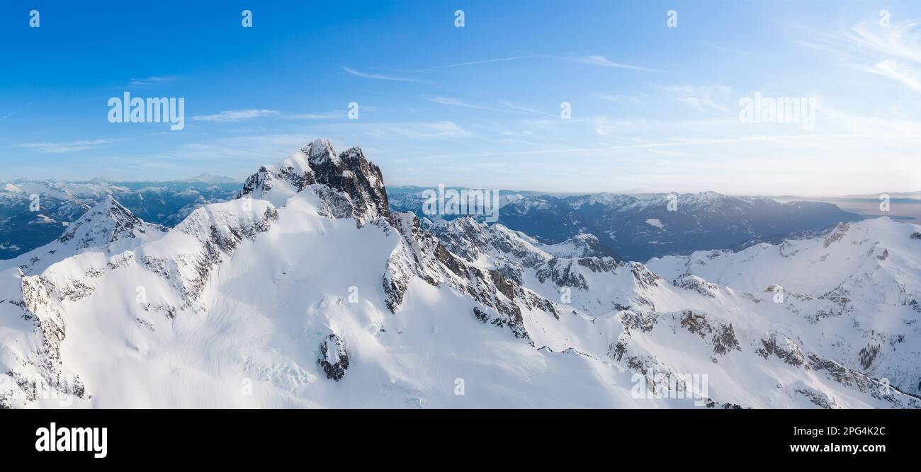 Panoramablick auf die kanadische Berglandschaft. Stockfoto