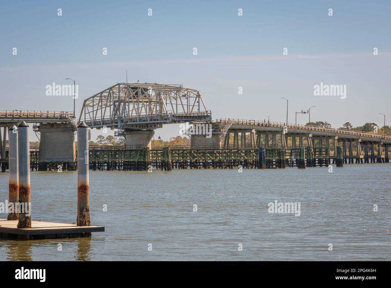 Die historische Woods Memorial Bridge in Beaufort, South Carolina, lässt ein Boot durch die Brücke fahren Stockfoto