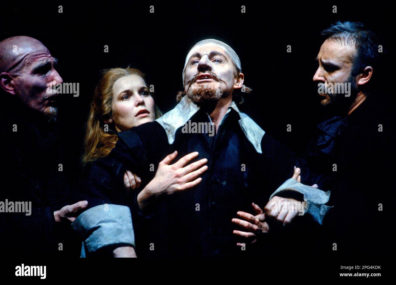 l-r: Pete Postlethwaite (Ragueneau), Alice Krige (Roxane), Derek Jacobi (Cyrano), John Bowe (Le Bret) in CYRANO DE BERGERAC von Edmond Rostand bei der Royal Shakespeare Company (RSC), Barbican Theatre, London EC2 27/07/1983 übersetzt von Anthony Burgess Terris Design: Ralve Costights: Ralve Colfights: - Terry Hands Stockfoto
