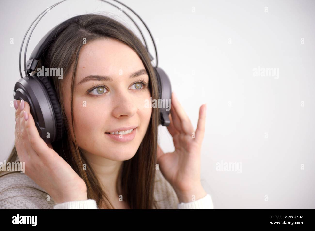 Cooles Teenager, das Musik hört und isoliert auf weißem Hintergrund tanzt. Hochwertiges Foto Stockfoto