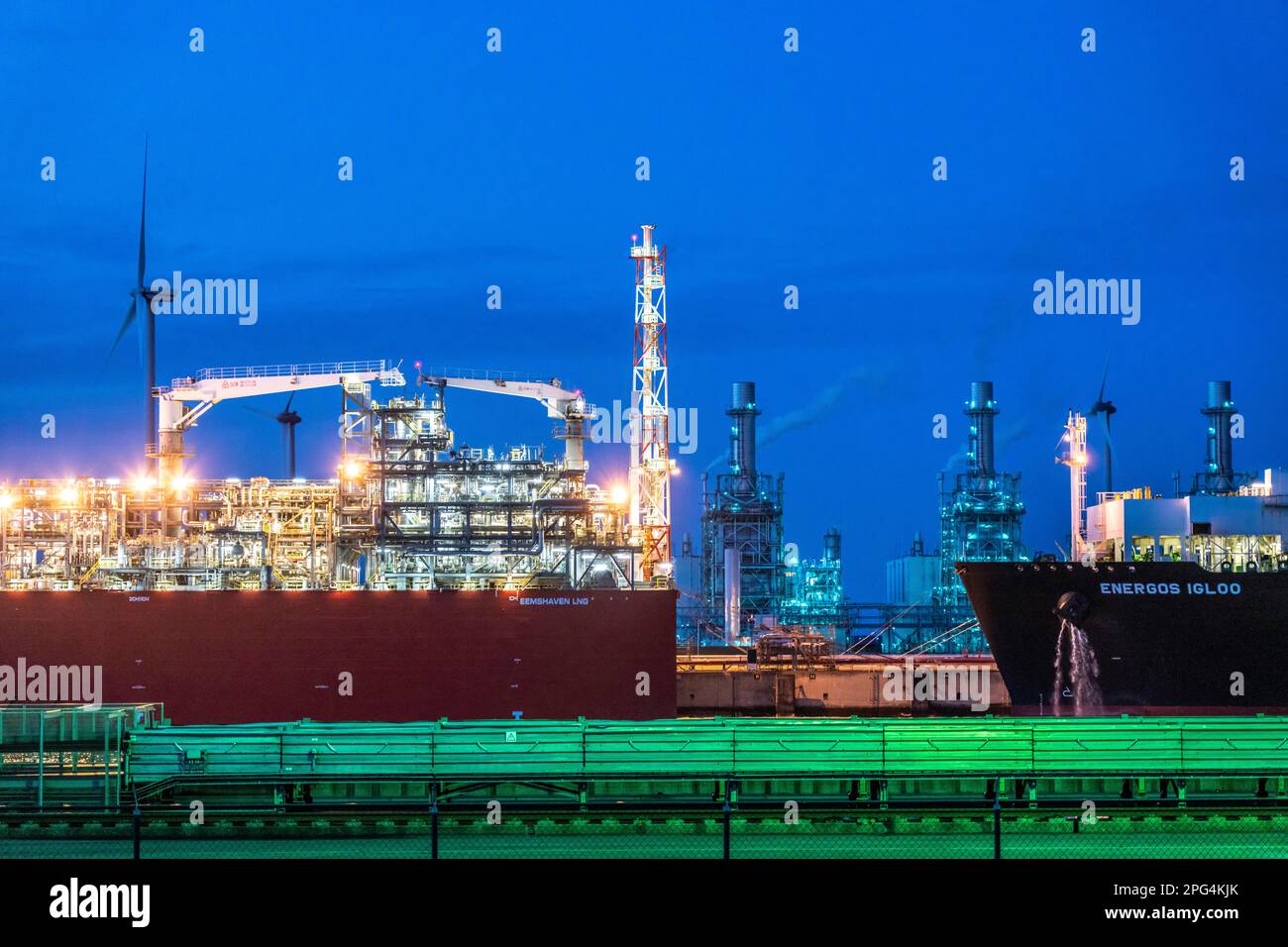 EemsEnergyTerminal, schwimmendes LNG-Terminal im Seehafen Eemshaven, transportieren Tanker Flüssigerdgas zu den beiden Produktionsschiffen, Eemshaven LNG Stockfoto