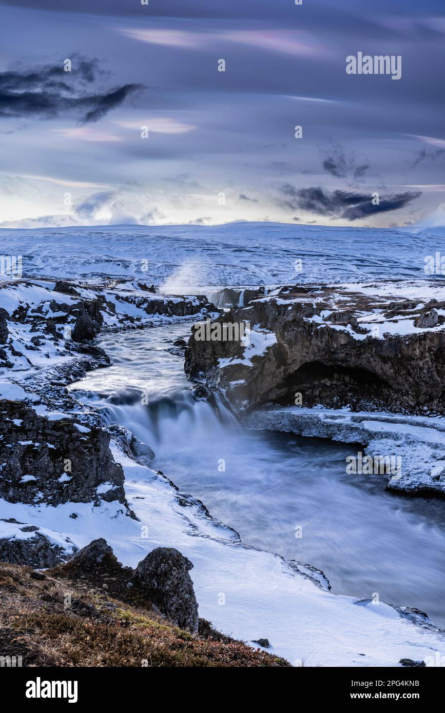 Farbenfrohe polare, stratosphärische, nacreöse Eiswolken über dem Fluss Skjálfandafljót flussabwärts vom Godafoss-Wasserfall, Nordisland Stockfoto
