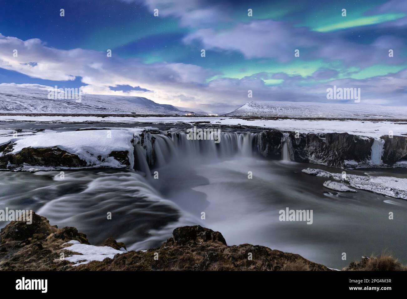 Aurora borealis über dem mondbeleuchteten Godafoss „Wasserfall der Götter“, Nordisland Stockfoto