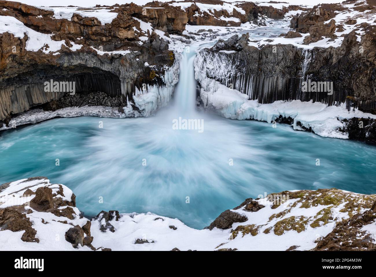 Aldeyjarfoss-Wasserfall und Basalt-Lavasäulen im Hochland Islands Stockfoto