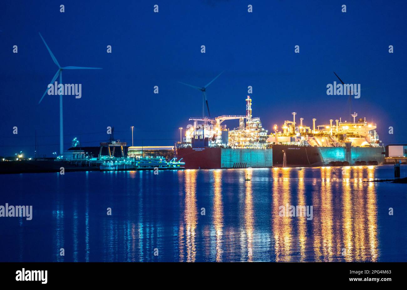 EemsEnergyTerminal, schwimmendes LNG-Terminal im Seehafen Eemshaven, transportieren Tanker Flüssigerdgas zu den beiden Produktionsschiffen, Eemshaven LNG Stockfoto