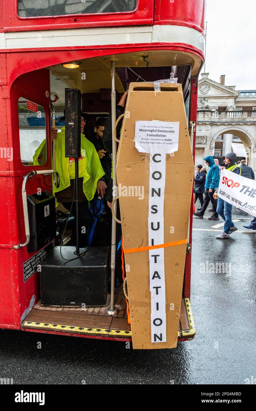 Protest gegen die Erweiterung der ULEZ-Zone in London, Großbritannien. Sargauflage auf Routemasterbus, um den Tod einer sinnvollen demokratischen Beratung zu veranschaulichen Stockfoto