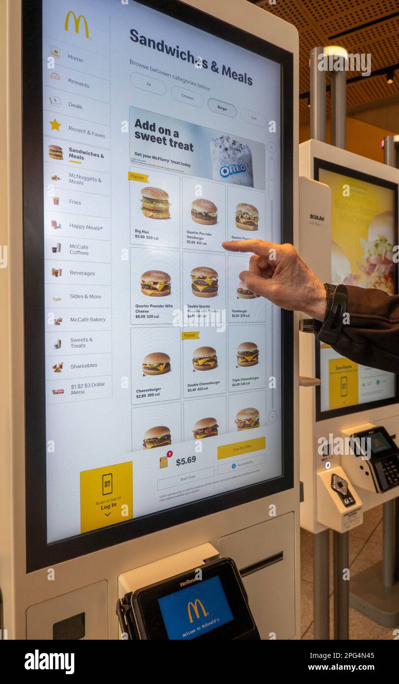 Hat Mc Donalds An Feiertagen Offen Das McDonald's Fast Food Restaurant am Times Square bietet Touchscreen