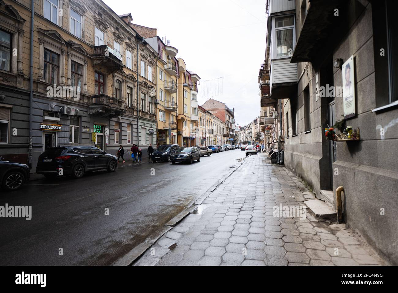 Ivano-Frankivsk, Ukraine - März 2023: Einer der Straßen Ivano Frankivsk. Stockfoto