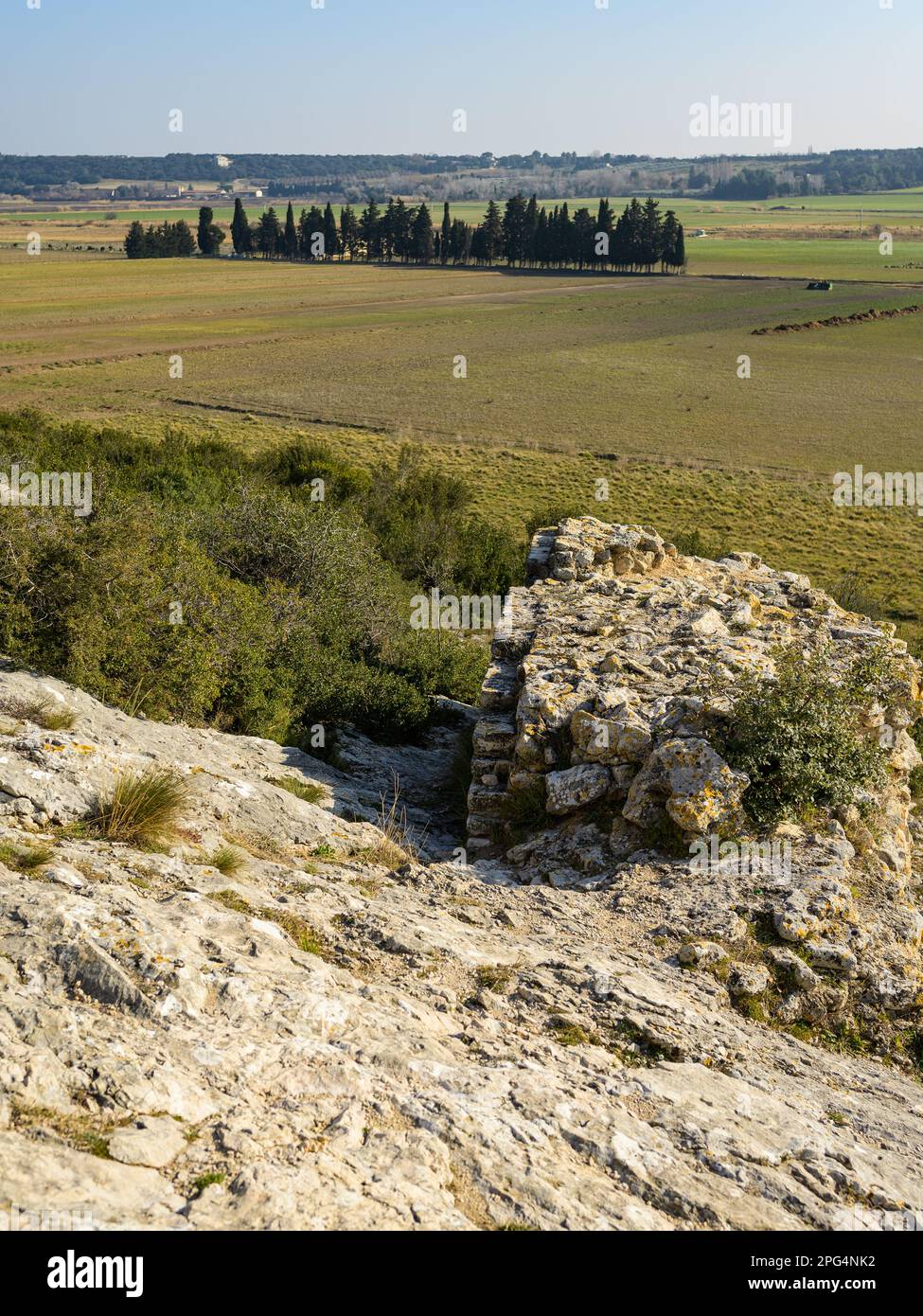 Barbegal Aquädukt und Mühlen in der Nähe von Arles an einem sonnigen Tag im Frühling. Diese römische Anlage besteht aus einem Aquädukt und 16 Wasserrädern in zwei parallelen Sets Stockfoto