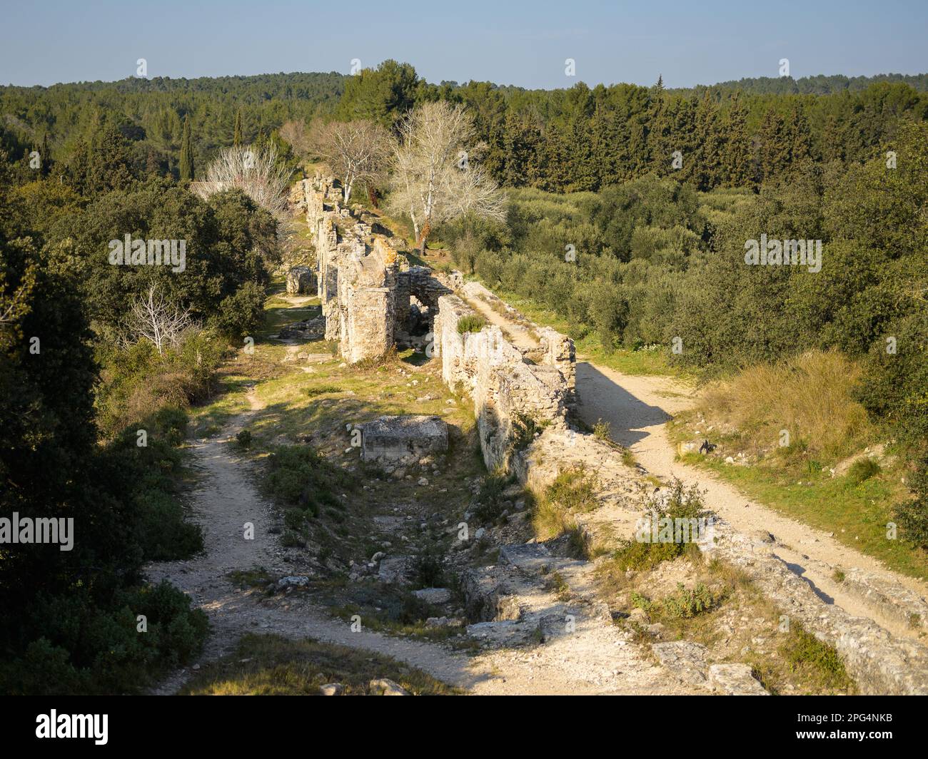 Barbegal Aquädukt und Mühlen in der Nähe von Arles an einem sonnigen Tag im Frühling. Diese römische Anlage besteht aus einem Aquädukt und 16 Wasserrädern in zwei parallelen Sets Stockfoto