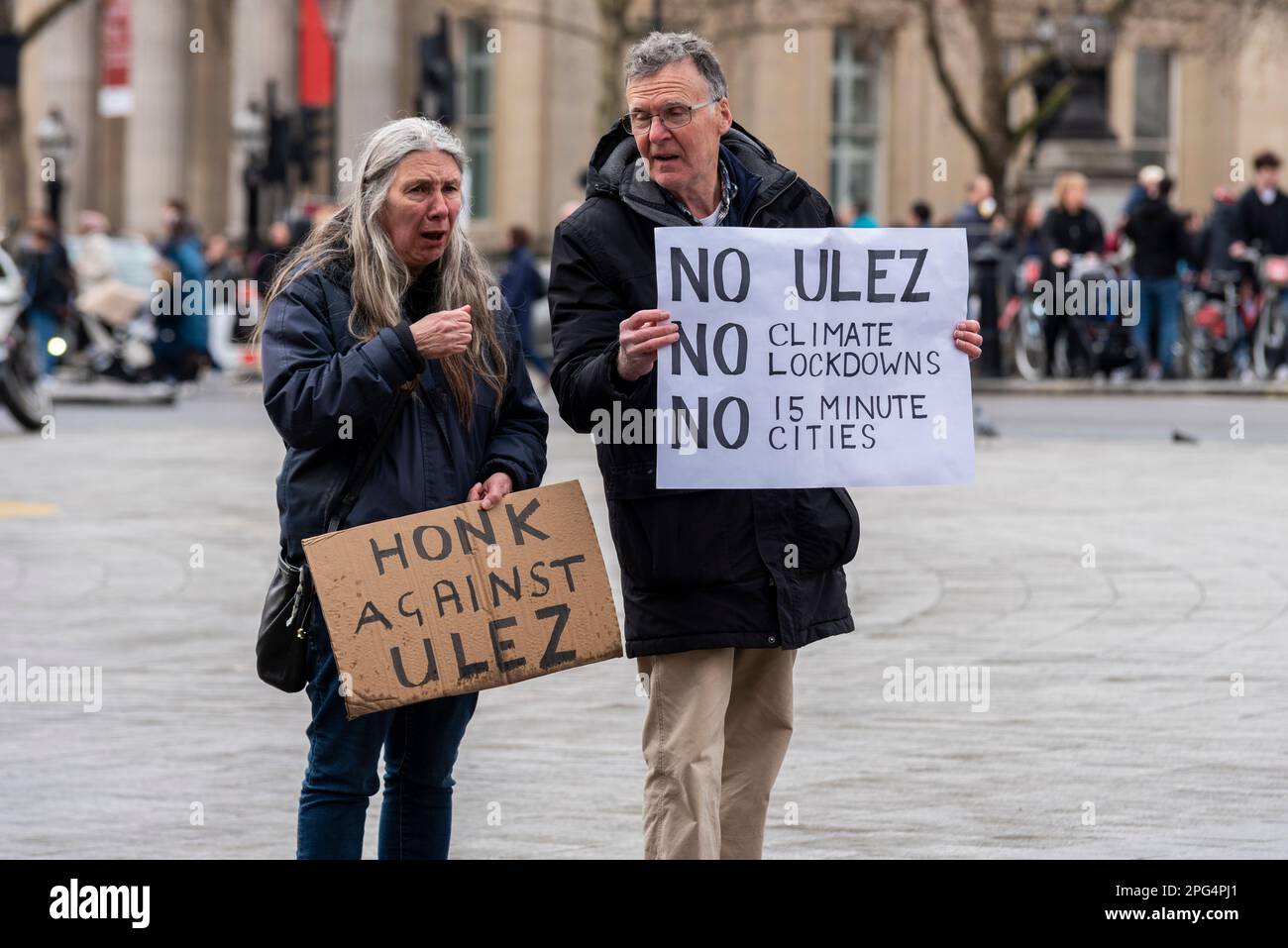 Protest gegen die Erweiterung der ULEZ-Zone in London, Großbritannien. Demonstranten mit Plakaten. Keine Klimaabschottung. Keine 15-Minuten-Städte Stockfoto