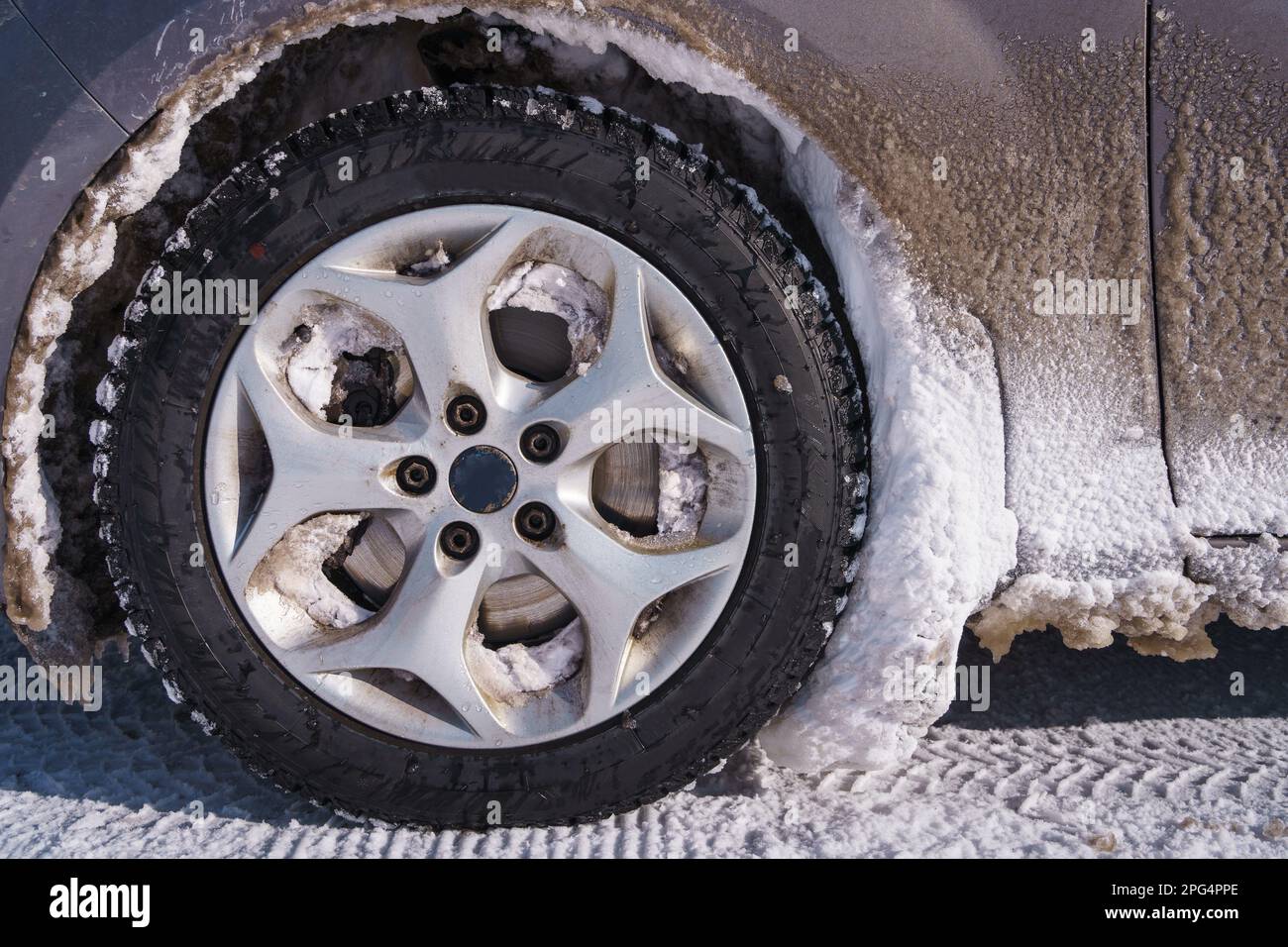 Radlauf eines Autos voller Schnee im Winter. Stockfoto