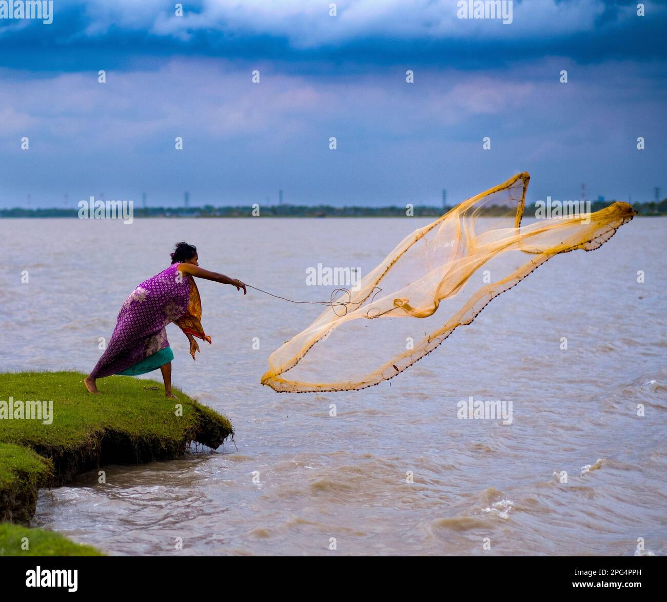 20. März 2023, West Tootpara, Khulna, Bangladesch: Die Bilder werden aus der südlichen Küstenregion Bangladeschs gemacht. Die Hauptbeschäftigung der Menschen in diesem Gebiet ist die Fischzucht und das Fischen vom Fluss aus. Die meisten Frauen in diesem Bereich sind in diesem Beruf tätig. Frauen aus einkommensschwachen Familien verdienen ihren Lebensunterhalt, indem sie in Flüssen fischen und Garnelen fangen. Da die meisten Familien und Frauen an der Südküste im Fischereigeschäft der Region tätig sind und die meisten Frauen unabhängig sind und auch die Wirtschaft des Landes beeinflussen. (Kreditbild: © Md Harun Oder Ra Stockfoto