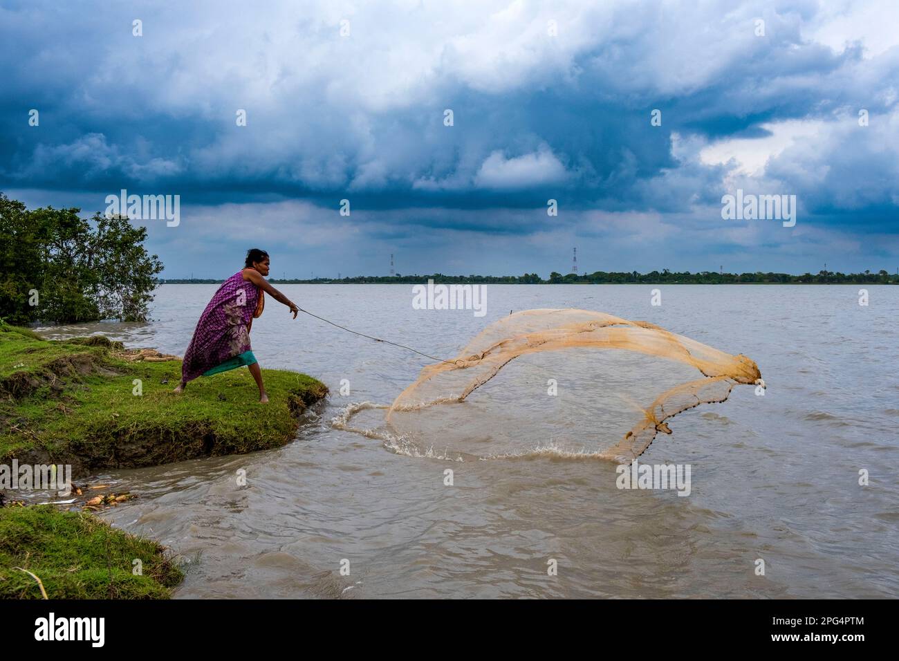 20. März 2023, West Tootpara, Khulna, Bangladesch: Die Bilder werden aus der südlichen Küstenregion Bangladeschs gemacht. Die Hauptbeschäftigung der Menschen in diesem Gebiet ist die Fischzucht und das Fischen vom Fluss aus. Die meisten Frauen in diesem Bereich sind in diesem Beruf tätig. Frauen aus einkommensschwachen Familien verdienen ihren Lebensunterhalt, indem sie in Flüssen fischen und Garnelen fangen. Da die meisten Familien und Frauen an der Südküste im Fischereigeschäft der Region tätig sind und die meisten Frauen unabhängig sind und auch die Wirtschaft des Landes beeinflussen. (Kreditbild: © Md Harun Oder Ra Stockfoto