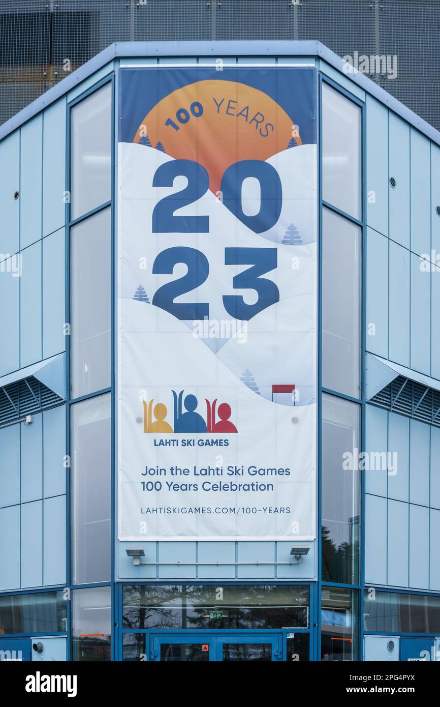 Lahti Ski Spiele 100 Jahre Banner über dem Eingang zum Lahti Stadium. 19. März 2023. Finnland Stockfoto