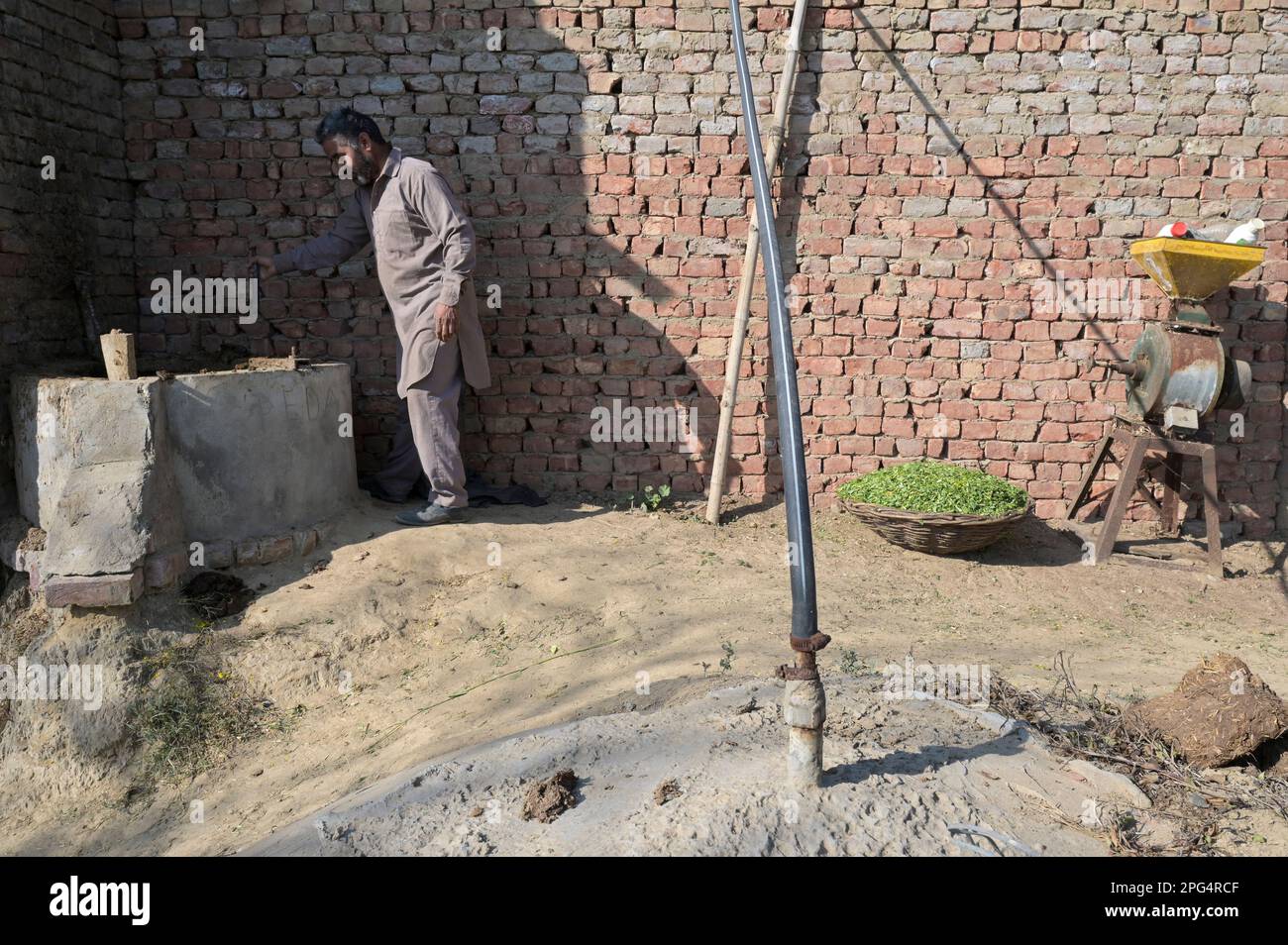 INDIEN, Punjab, Lehragaga, Homestead with small Biogas plant for cooking / INDIEN, Punjab, Bauernhof mit kleiner Biogasanlage , das Gas wird in der Küche zum kochen genutzt Stockfoto